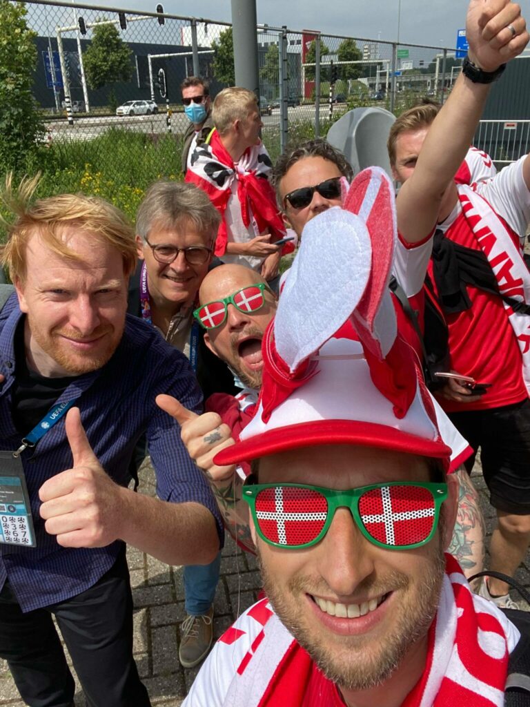 Før Danmarks 1/8-dels finale mod Wales i Holland på Johan Cruijff ArenA i Amsterdam hilste danske roligans på TV-kommentatorerne, Andreas Kraul og Morten Bruun. (Foto: Privat)
