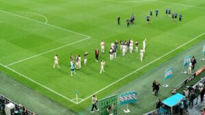 De danske spillere takker alle de tilrejsende fans på Johan Cruijff ArenA efter storsejren over Wales. (Foto: Privat)