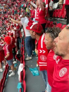 Man forventer omkring 33.000 tilskuere på plads på det Olympiske Stadion i Baku til Danmarks kvartfinale mod Tjekkiet. Heraf er der tilbudt 2500 billetter til danske fans, men man forventer kun cirka 800 danskere tager den knapt 4000 kilometer lange tur til Aserbajdsjan. Ingen af de roligans, som Dansk Træner Union fulgte i fotokavalkaden, har mulighed for tage på fodboldrejsen til Østen. Men de lover fest og kæmpe støtte fra alle hjørner og fodoldhjerter i Danmark. (Foto: Privat)