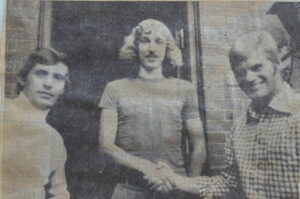 Kenneth Skovdam flankeret af cheftræner Erik Lykke Sørensen til venstre og assistenttræner Jim Townsend til højre ved underskrivelsen af kontrakten i skotske Greenock Morton FC i 1974. (Privat avisudklip)