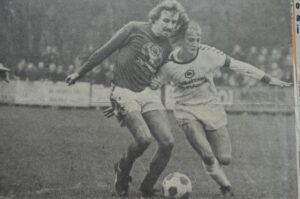 Kenneth Skovdam nåede 52 divisionskampe for Nakskov Boldklub i klubbens storhedstid. Billedet er fra en 2. divisionskamp i 1976. (Privat avisudklip)