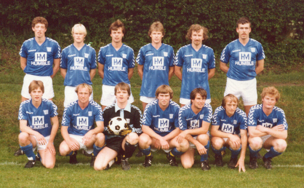 I 1984 var Kenneth Skovdam spillende træner i Humble Boldklub, som han førte tilbage til toppen af Serie 2. Kenneth Skovdam står som nummer to fra højre i øverste række. Højdepunktet i Humble Boldklub var oprykningen til Serie 1 i 1973. Kenneth Skovdam scorede på en enkelt sæson 80 mål for langelænderne (Foto: Kim Røpke)