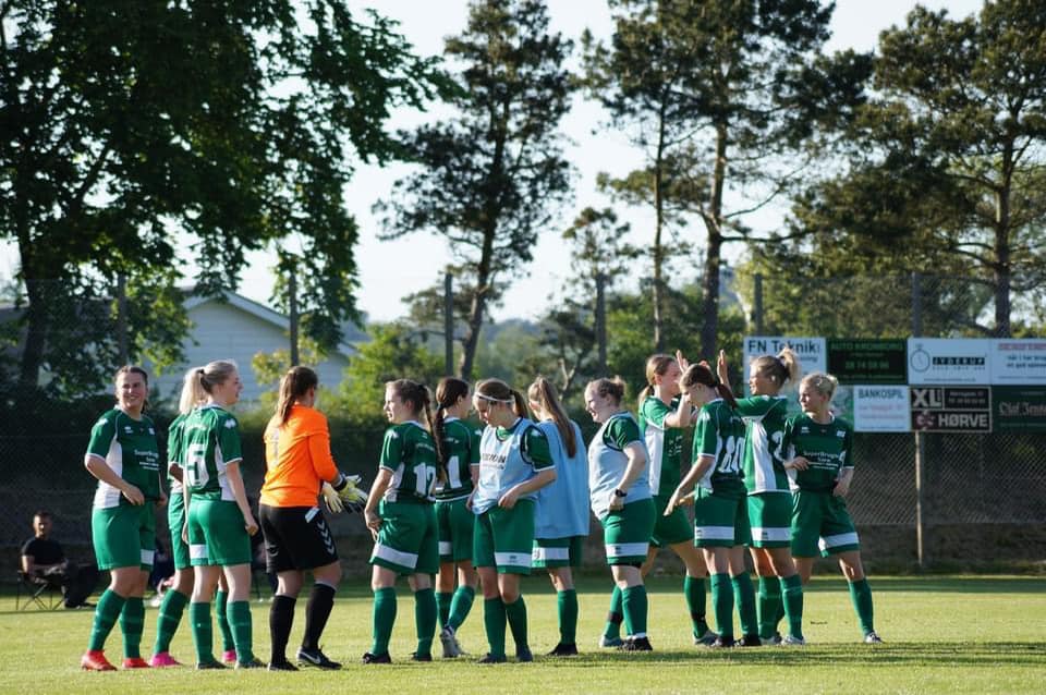 Lynge-Broby IF har en trup på 25 spillere til førsteholdet i kvindesjællandsserien. Dertil er der cirka 25 kvinder, der spiller hyggebold og Old Girls. På ungdomssiden halter det mere. I Lynge-Broby IF er der kun omkring 70 piger på alle årgange. Netop pigefodbold er et fokusområde i klubben, fortæller Jacob Kristensen. (Foto: Jacob Kristensen)