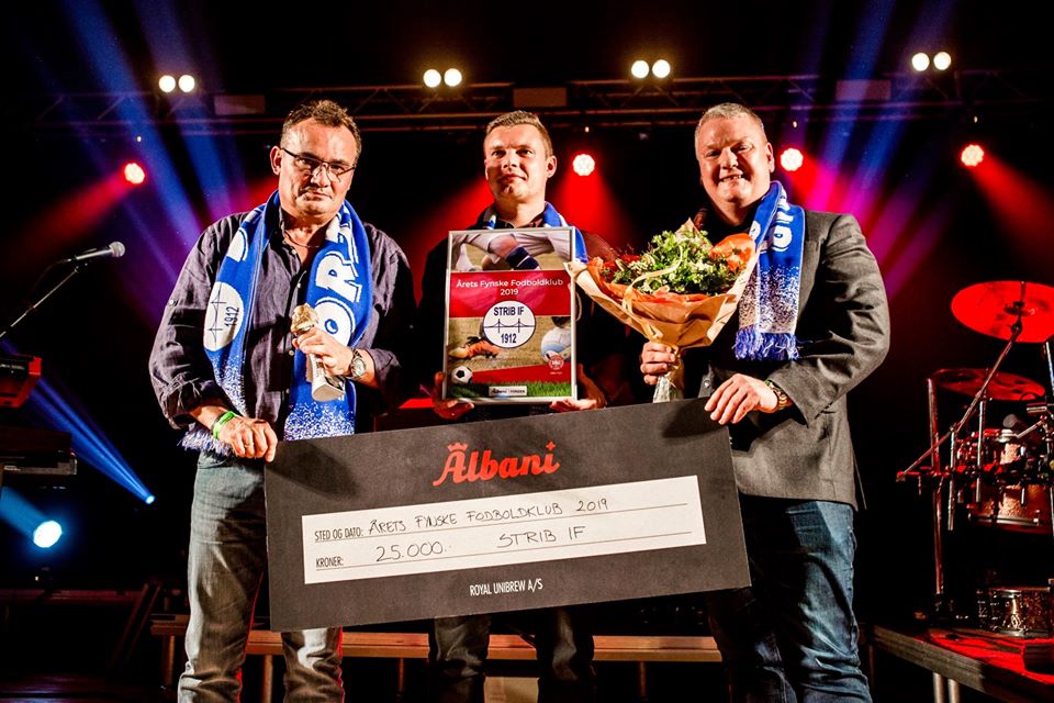 Yderst til højre: Formand for Strib IF, Henrik Pedersen, ved modtagelsen prisen som Årets Fodboldklub på Fyn i 2019". (Foto: Strib IF)