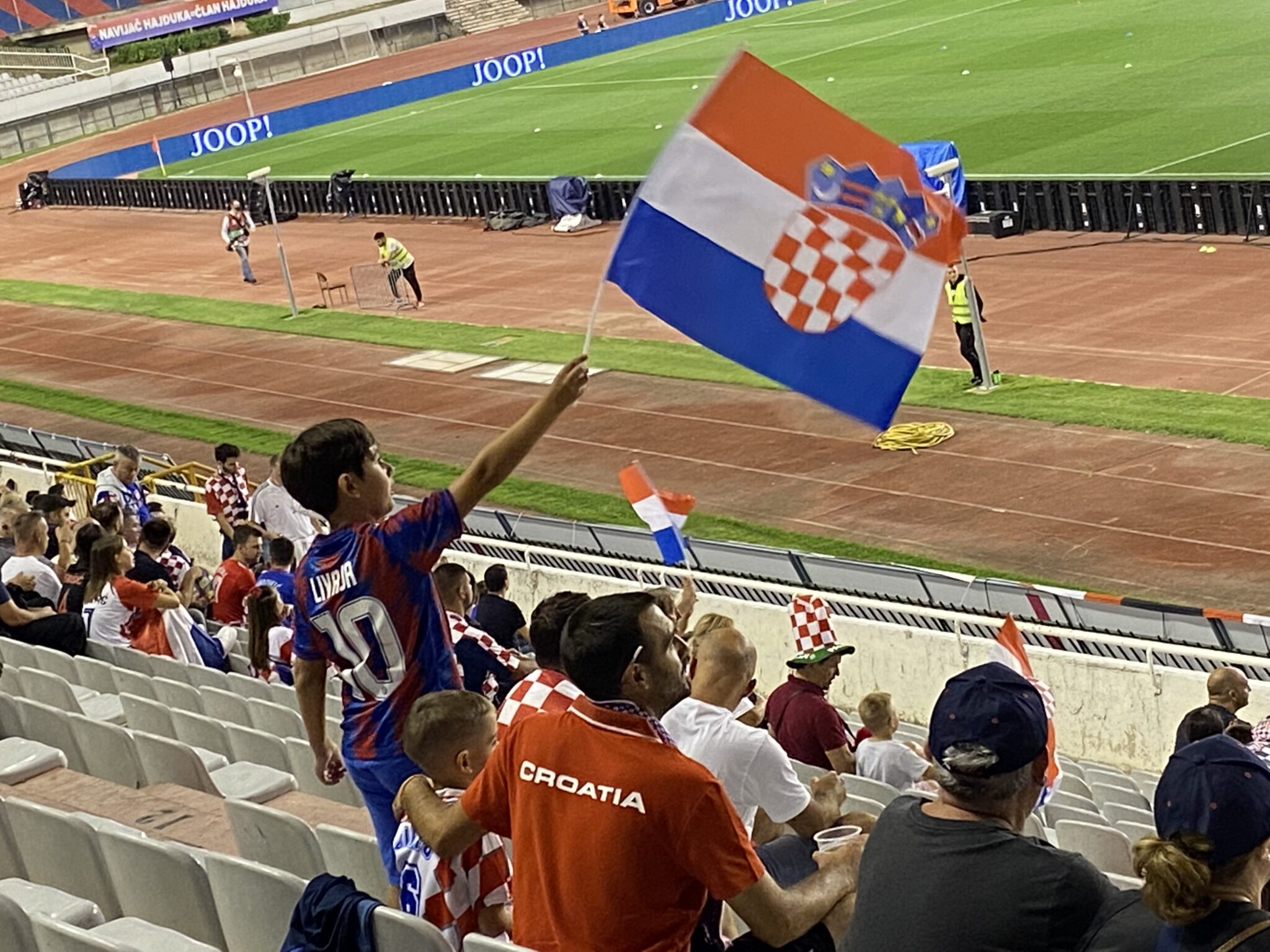 Stor begejstring og glæde hos børn og voksne på Poljud Stadion i Split, da Kroatien tog imod og vandt 3-0 i VM-kvalifikationen over naboerne fra Slovenien. (Foto: DTU)