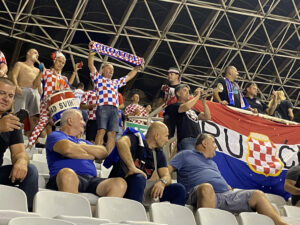 Trommer, trompet, fællessang og kampråb, da passionerede kroatere varmede op til kampen. (Foto: DTU)