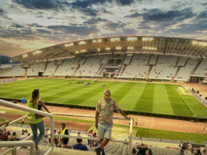 Dansk Træner Unions skribent et par timer før kick-off på Poljud Stadion i Split. I baggrunden varmer spillere fra Kroatien og Slovenien op. (Foto: DTU)