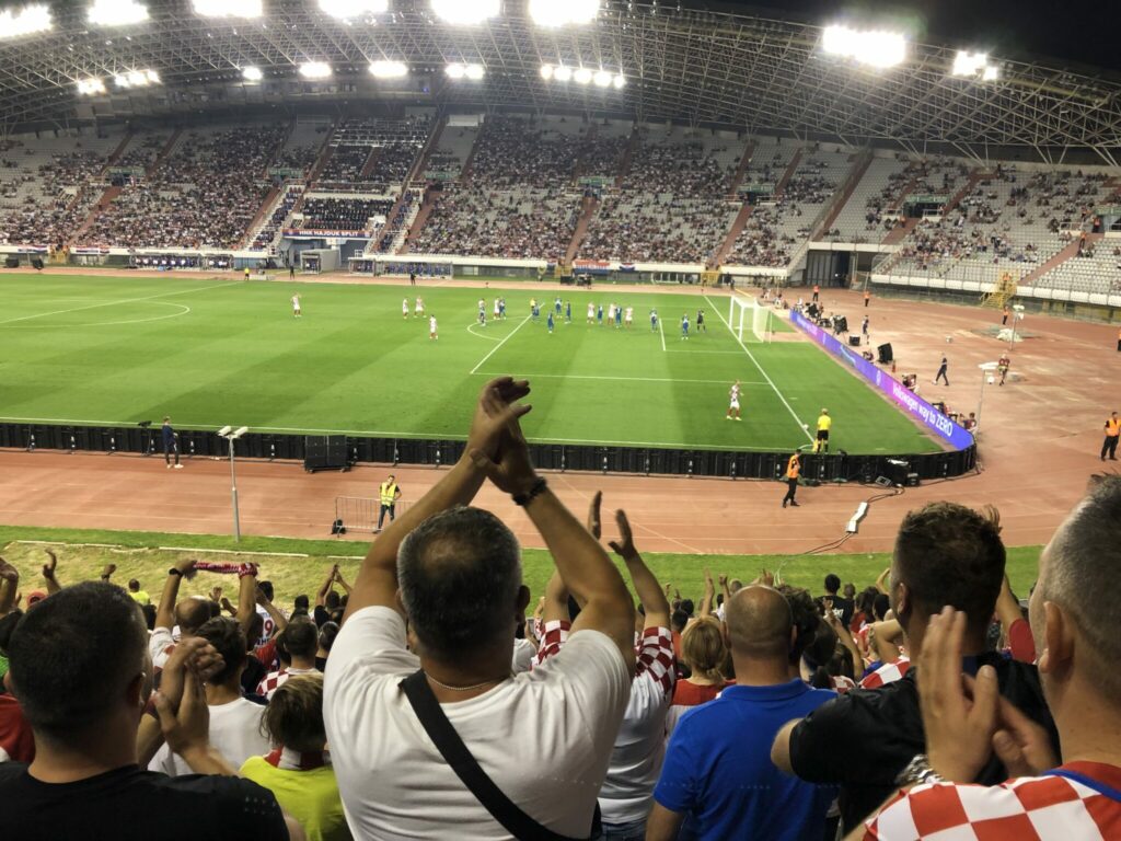 Masser af familier med børn var på plads til fodboldkampen på Poljud Stadion i Split. De kunne nyde kampen uden øl fra oven. Der bliver ikke kastet med øl efter en kroatisk scoring. Det er spild af god øl og synd for børnene, lød forklaringen. (Foto: DTU)