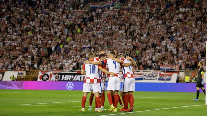 Angriberen Marko Livaja fra den lokale klub, Hajduk Split, omfavnes efter at have bragt Kroatien foran 1-0. Derfra kiggede kroaterne sig ikke tilbage og vandt sikkert 3-0 over Slovenien. (Foto: HNS)