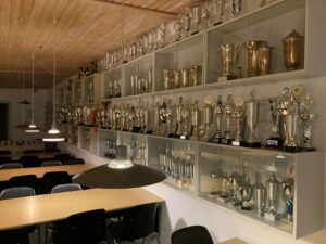 Klubbens historie og succes er tydelig i klubhuset.