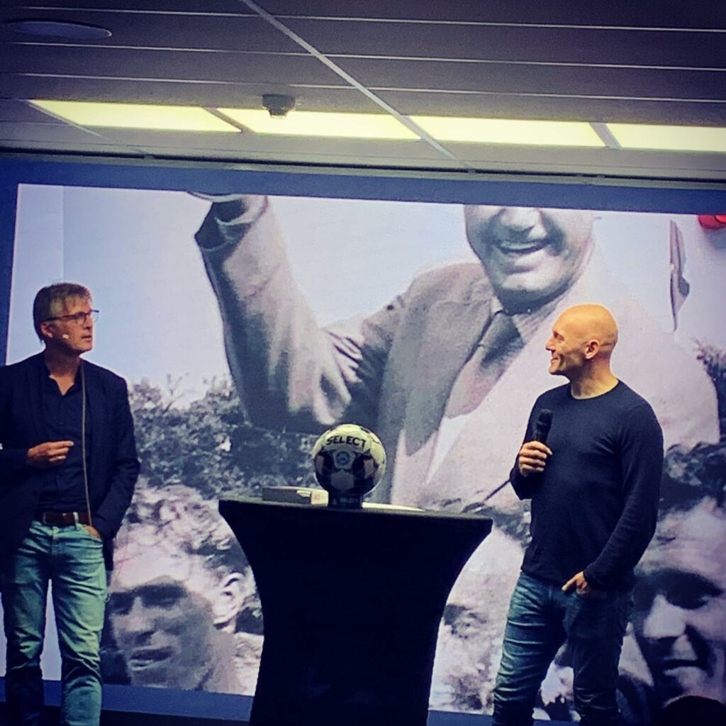 Morten Bruun kom rundt om mange fodboldklubber, som han besøgte i tilblivelsen af bogen. Til at fortælle om Vejle Boldklub troppede en anden tidligere landsholdskæmpe op, nemlig Thomas Gravesen (th). (Foto: Simon Kratholm Ankjærgaard)