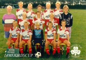 Glen Riddersholm yderst til venstre deltog som træner sammen med sit hold i Limfjords Cup.