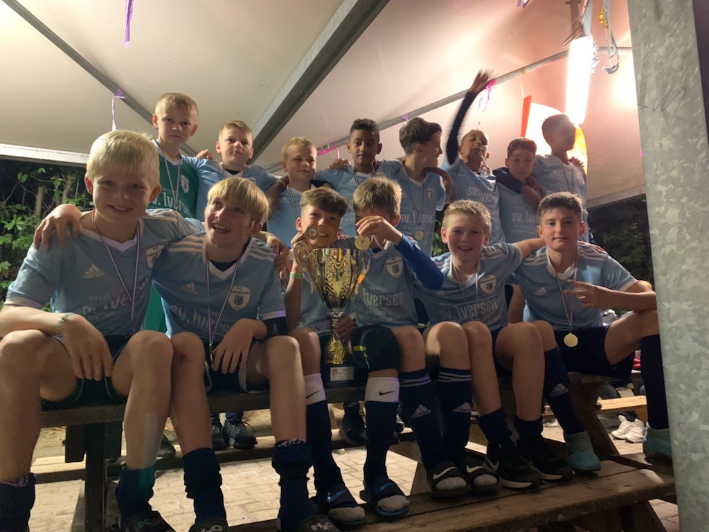 F.C. Nakskov modtager på scenen pokalen som vinder af U13