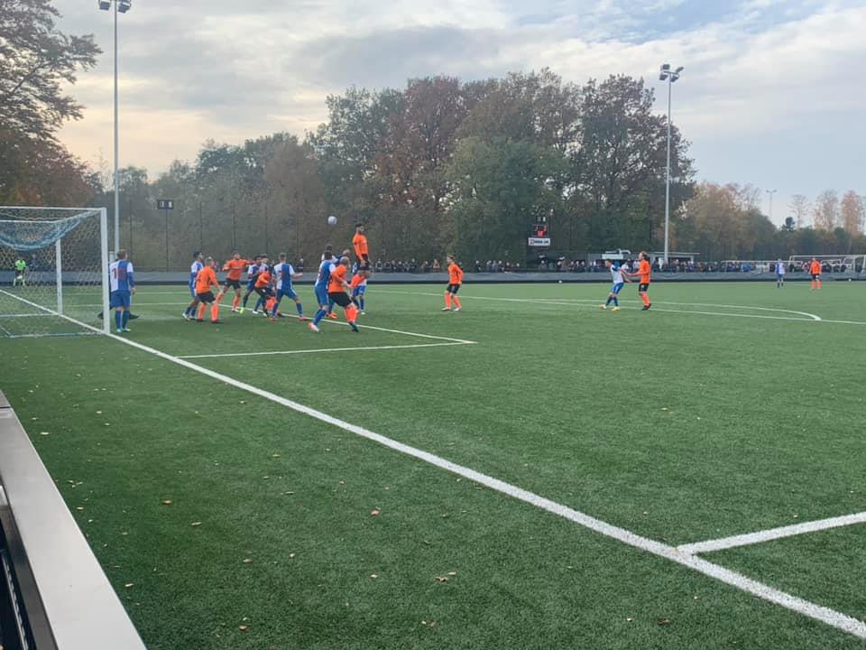 Gentofte-Vangede Idrætsforenings 1. senior kæmper for overlevelse i Danmarksserien. Billedet er fra hjemmebanen i Nymosen og 1-0-sejren mod rivalerne fra Skovshoved IF. (Foto: GVI)