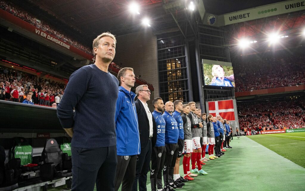 Loyalitet og sammenhold på og udenfor banen. Hele trænerteamet linet op til nationalsang forud VM-kvalifikationskampen og 5-0-sejren over Israel i Parken i september 2021. Morten Wieghorst står som nummer to fra venstre. (Foto: ©Anders Kjærbye - dbufoto.dk)