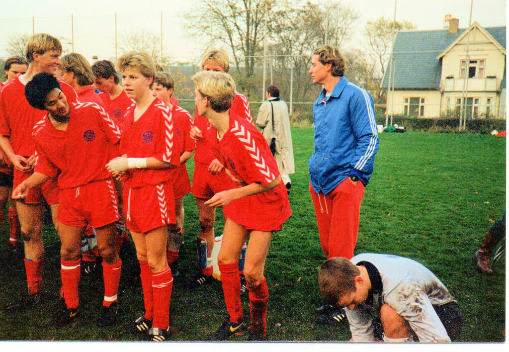 Flemming Pedersen i blå jakke med den sidste peptalk før en ungdomskamp i Helsinge tilbage i 1980’erne. (Foto: Privat)