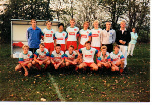 Flemming Pedersen (bagest til venstre) i sin tid som ungdomstræner for Helsinge S.I. (Foto: Privat)