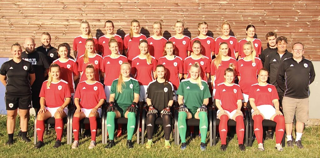 Hele teamet bag Sundby Boldklubs kvinder i Gjensidige Kvindeliga Kvalifikationen. (Foto: Sundby Boldklub)
