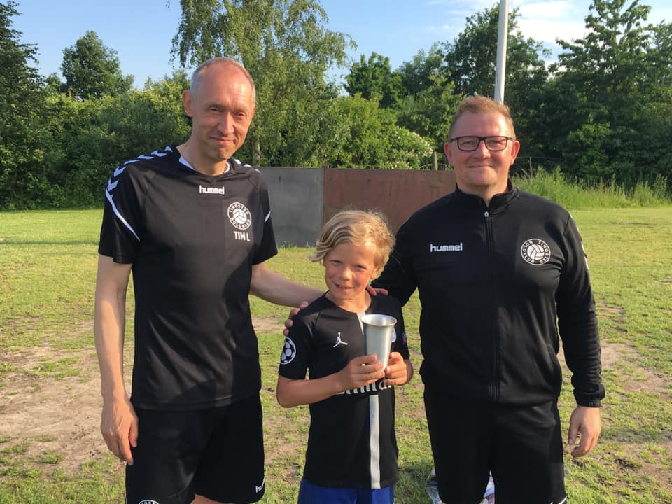 Sportschef i Tingsted Boldklub, Tim Larsen, til venstre, ved en tidligere uddeling af årets ungdomsspiller. (Foto: Tingsted Boldklub)