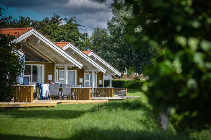 Nu har man 100 feriehuse med plads til 6 i hver.