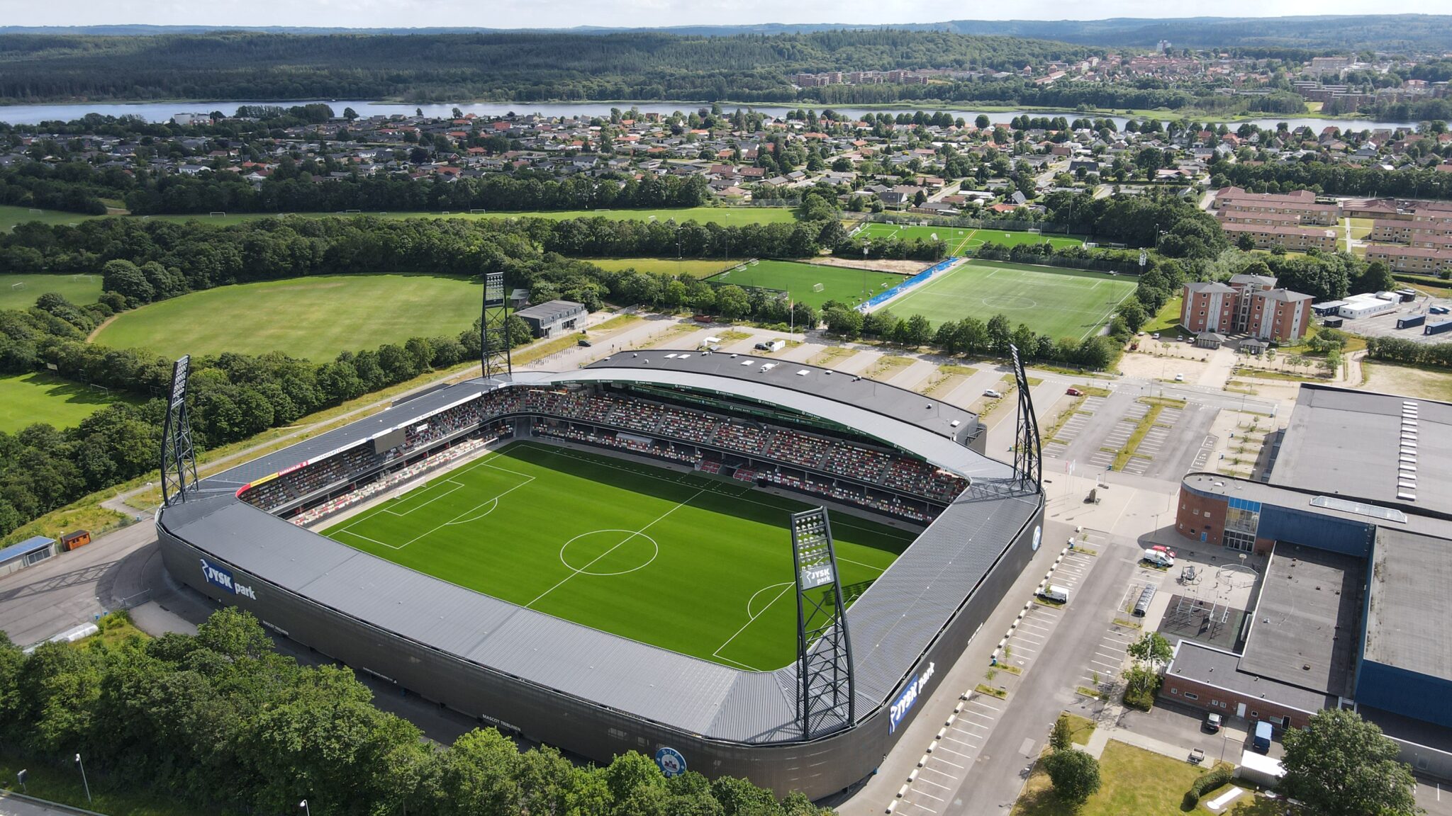 Jysk Park med omliggende kunstgræsbaner.