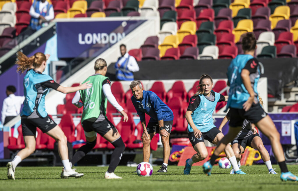 Lars Søndergaard giver de sidste instrukser til spillerne, inden kickoff ved EM. Lars Søndergaard mener, at både han, trænerteamet og spillerne lærte meget af slutrunden i England og ser frem til de næste mange måneders arbejde med at øve sig i træningskampe mod gode preshold. (Foto: DBU)