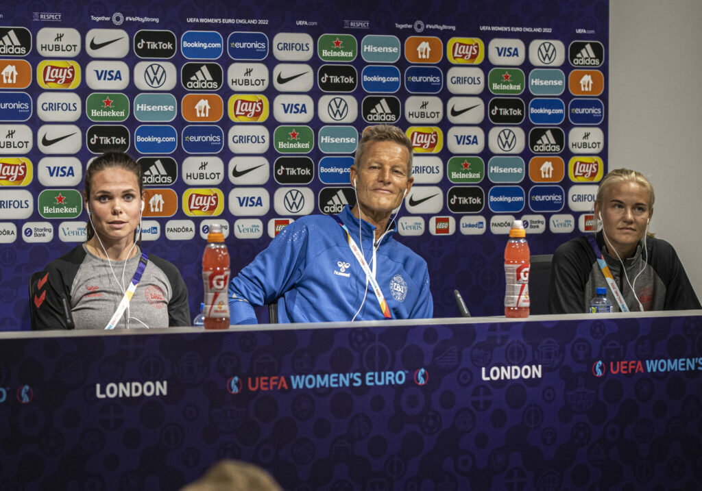 Lars Søndergaard flankeret af Pernille Harder til højre og Simone Boye til venstre under et pressemøde ved EM-slutrunden i England denne sommer. (Foto: DBU)