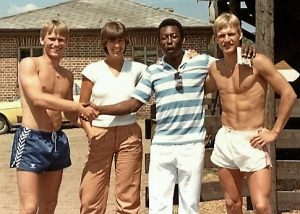 Søren Lindsted (tv) i godt selskab med Pelé, hustruen Bente Lindsted og vennen, norske Hallvor Thoresen (th) under optagelserne til krigsfilmen ”Victory” i Budapest i sommeren 1980. (Foto: Søren Lindsted, privat)