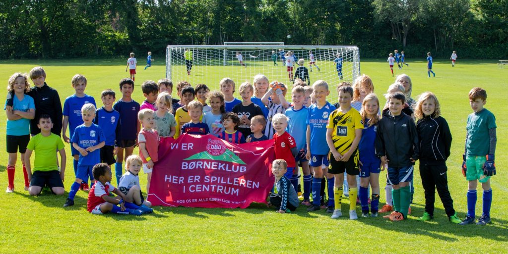 Overrækkelse af børneklubflaget fra DBU Fyn