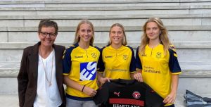 Ketty Lauritsen sammen med de første kontraktspillere i Vildbjerg S.F.