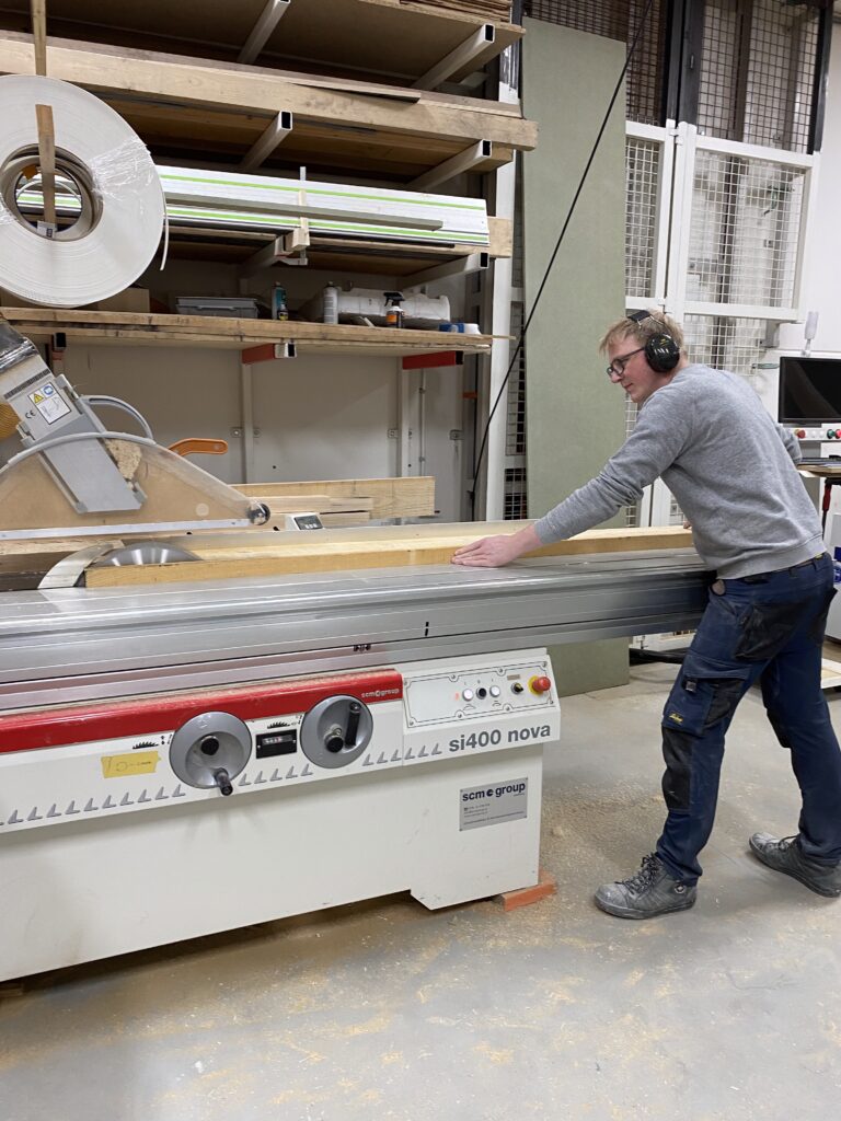 Dubiez meubelmaker zaagt balk op de formaatzaag