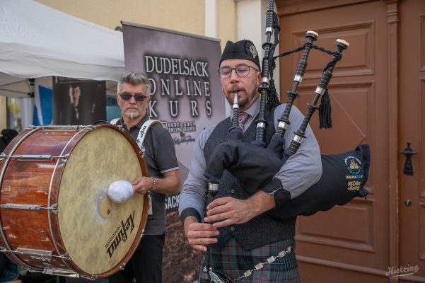 Dudelsack lernen mit Aufsteller für den Dudelsack Online Kurs in Hietzing!