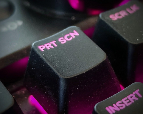PRT SCN-tasten i et tastatur med LED-lys