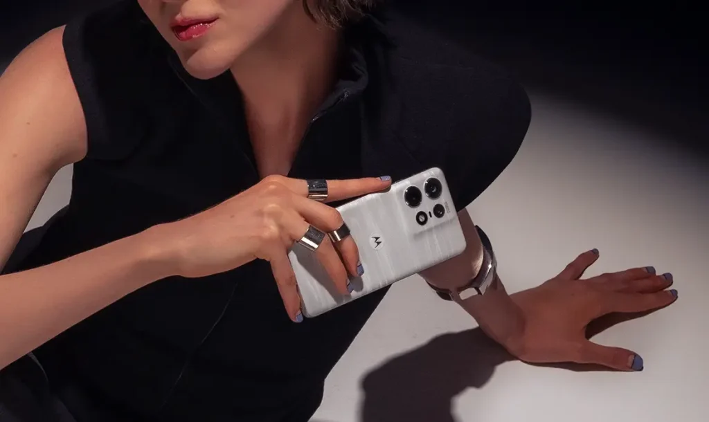 Kvinde holder Motorola Edge 50 Pro i hånden.