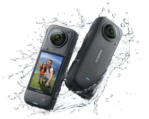 kameraet Insta360 x4 bliver sprøjtet til med vand