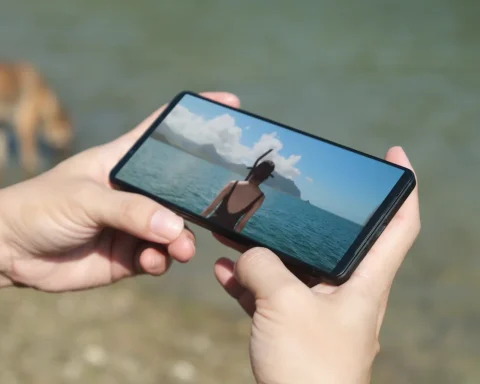 Sony Xperia 1 VI skærm med en kvinde på stranden