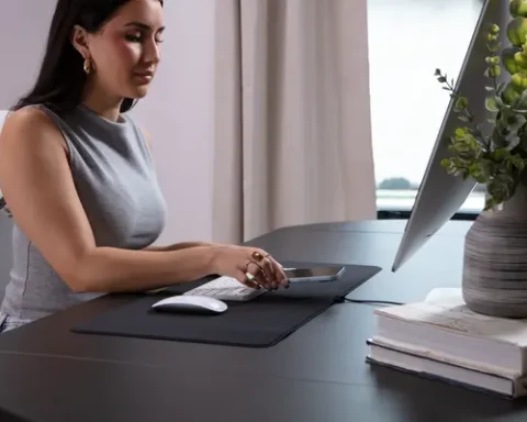kvinde ved computer med musemåtte