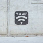 et skilt, der viser vej til gratis wifi