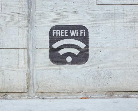 et skilt, der viser vej til gratis wifi