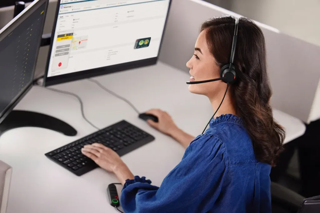 Jabra Engage AI kvinde i call center kontor