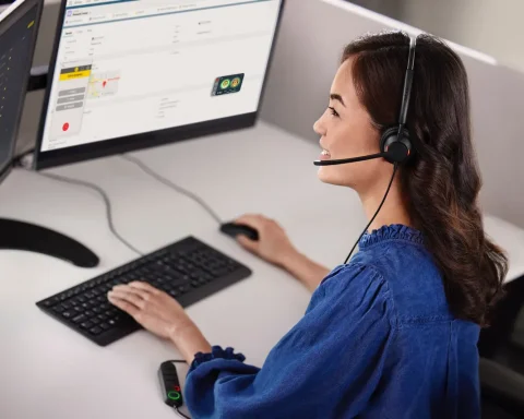 Jabra Engage AI kvinde i call center kontor