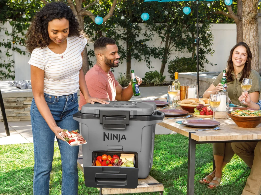 Ninja FrostVault køletaske i haven