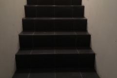 Tegelen van trap kelder