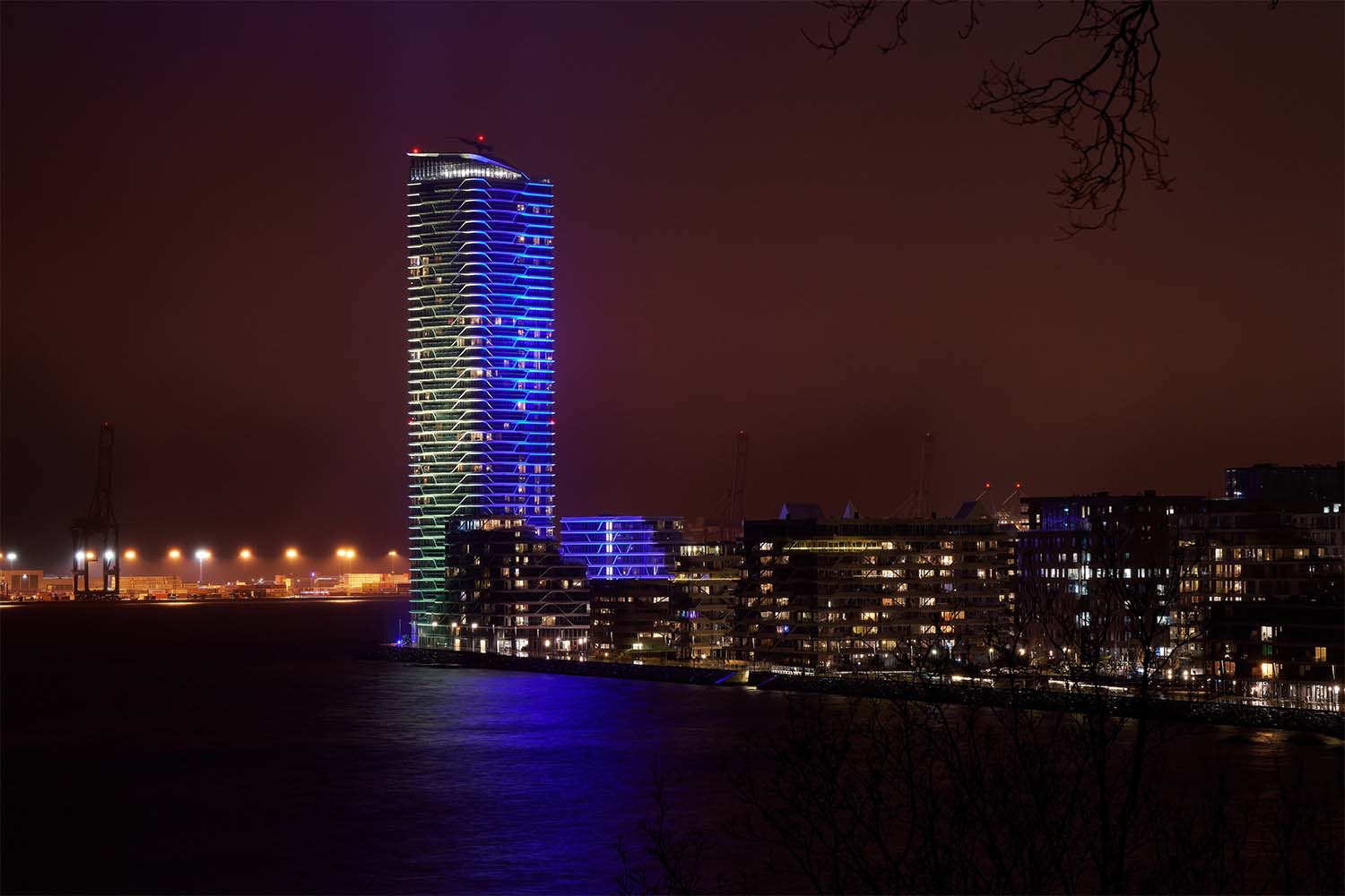 Lighthouse in Aarhus Ø lit up by PJ-5 lamps