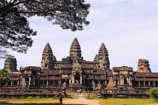 GIORNO 3 - Visita di Angkor Wat e Banteay Srei