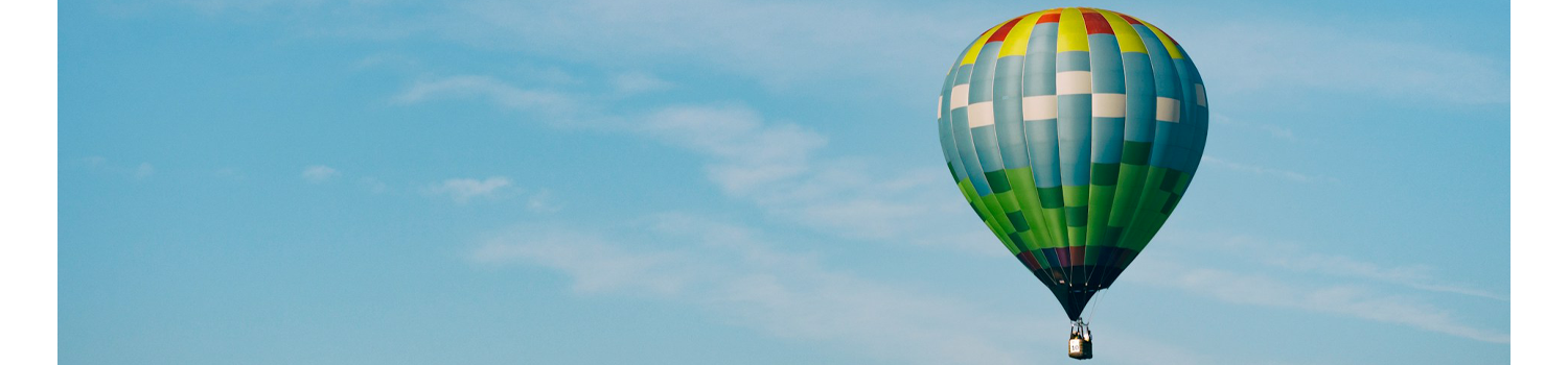 mongolfiera in volo nel cielo azzurro