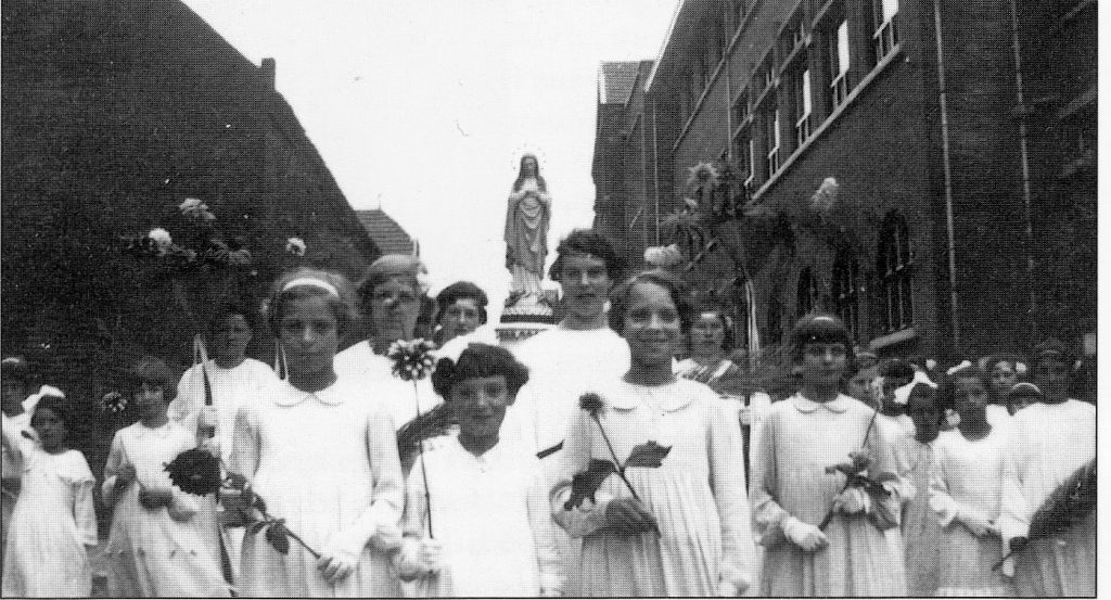 Angelaschool. 1938. Processie in de Wijnstraat.