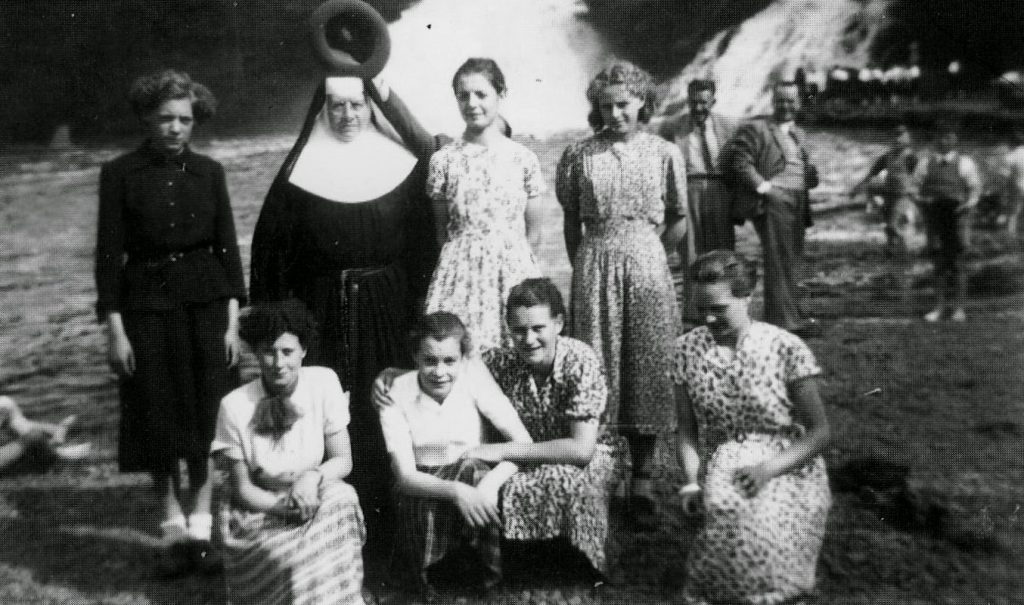 Angelaschool. 1952. Met mere Francoise in de Ardennen.