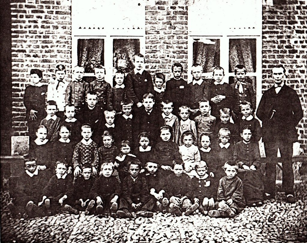 Echt. 1880 Lagere school