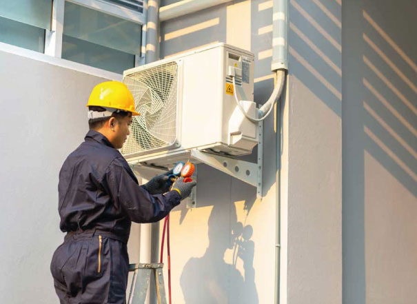 Installation d'une pompe à chaleur air-air par un technicien Eco Solutions